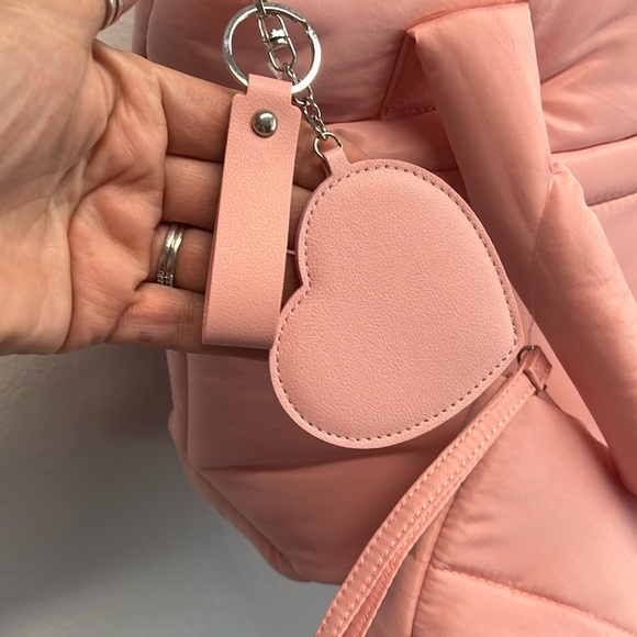 Wilo The Label | Front Pocket Travel Tote Bag w/ Matching Pouch & Bag Charm - Picture 9 of 13